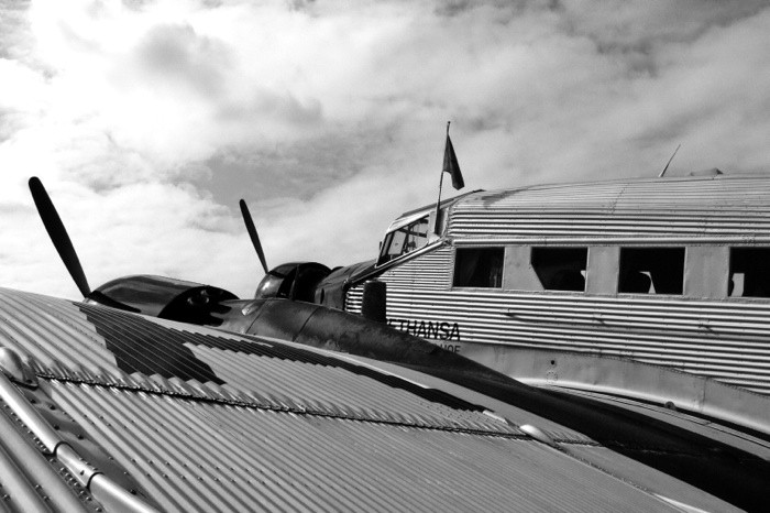 Hady Khandani, MONOCHROME - JUNKERS JU 52 (Flugzeug, Motorflugzeug, Retro, Nostalgie, Tante Ju, Konstruktion, Technik, Propellerflugzeug, Fotografie, Wohnzimmer, Treppenhaus, Wunschgröße, schwarz/weiß)