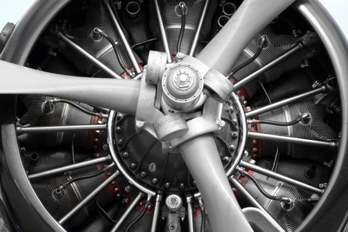 Hady Khandani, MONOCHROME - JUNKERS JU 52 - ENGINE (Flugzeug, Motorflugzeug, Retro, Nostalgie, Tante Ju, Konstruktion, Technik, Propeller Fotografie, Wohnzimmer, Treppenhaus, Wunschgröße, schwarz/weiß)