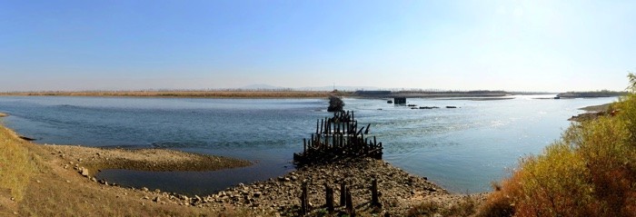 Hady Khandani, PANO - ROTTEN BRIDGE AT YALU RIVER BETWEEN NORTH KOREA AND CHINA - DANDONG (Brücke, zerstörte Brücke, Bauwerk, Konstruktion, Zerstörung, Dandong, China, Nordkorea, Fotografie, Wohnzimmer, Treppenhaus, Wunschgröße, bunt)