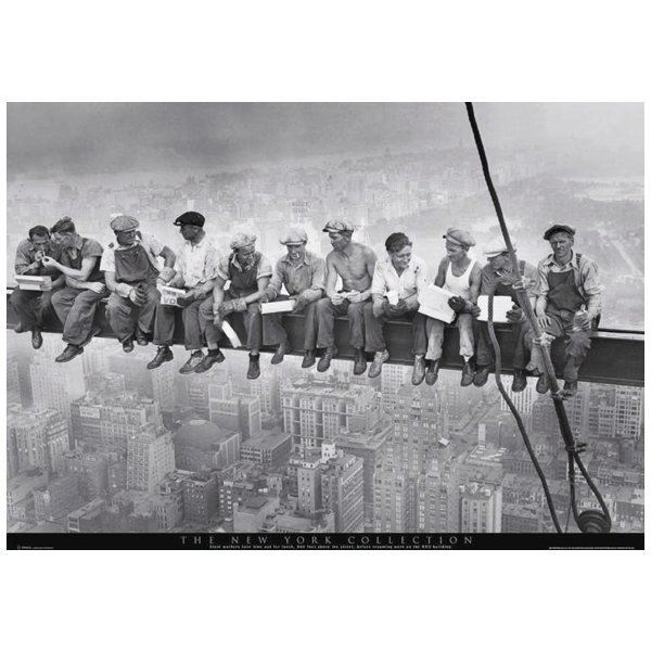 Charles Ebbets, Eating Above Manhattan (Fotografie, Amerika, New York, Rockefeller Center, Skyline, Mittagspause, Wolkenkratzer, Hochhaus, Arbeiter, Stahlträger, Büro, Wohnzimmer, Arztpraxis, schwarz/weiß)