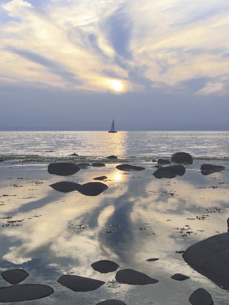 Udo Schroeter, Kurs Horizont (Meer, Segelboot, Aufbruch, Horizont, Unendlichkeit, Sonnenuntergang, maritim, Fotokunst, modern, Badezimmer, Treppenhaus, Wohnzimmer, bunt)