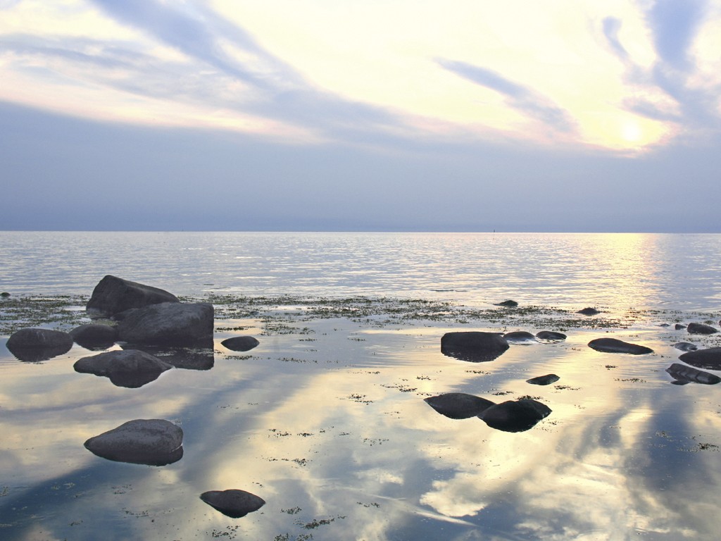 Udo Schroeter, Abendstimmung (Meer, Kiesel, Steine, Horizont, Unendlichkeit, Sonnenuntergang, maritim, Fotokunst, modern, Badezimmer, Treppenhaus, Wohnzimmer, bunt)