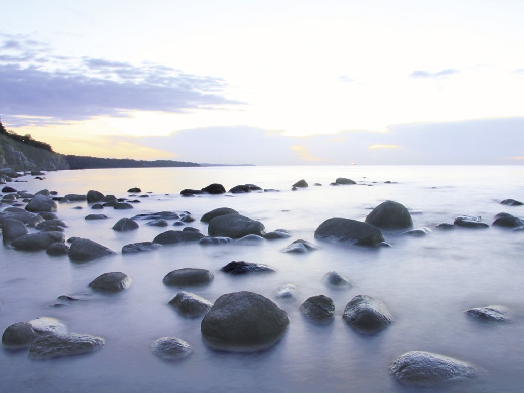 Udo Schroeter, Mittsommer (Meer, Kiesel, Steine, Horizont, Unendlichkeit, Sonnenuntergang, maritim, Fotokunst, modern, Badezimmer, Treppenhaus, Wohnzimmer, bunt)