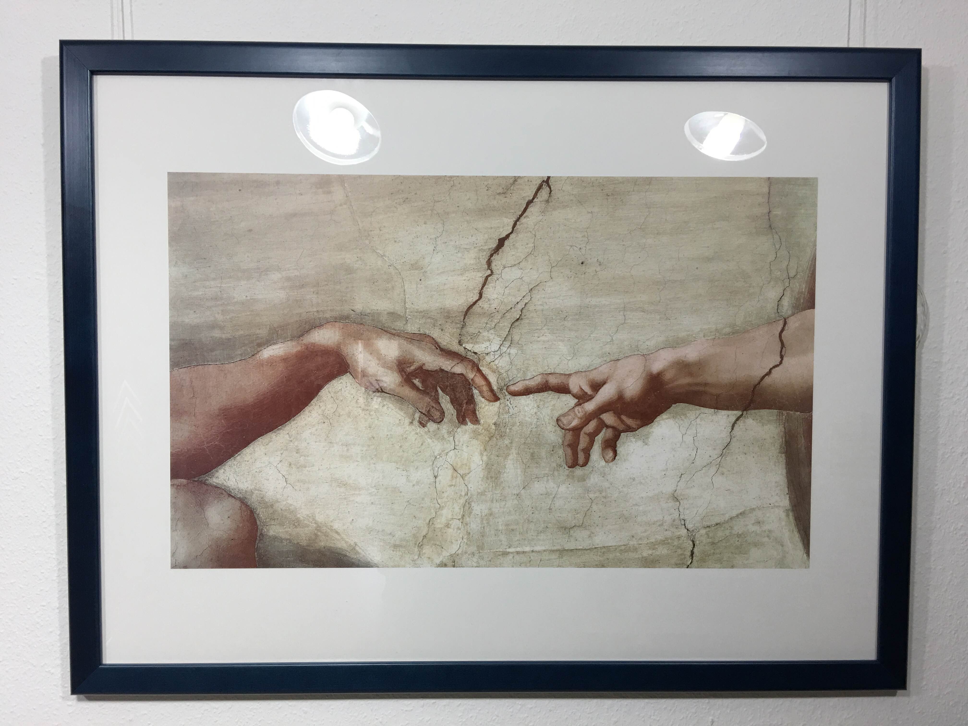 Gerahmtes Bild Holz blau, MICHELANGELO BUONARROTI, Erschaffung des Adam (Adam, Gott, Erschaffung, Leben, Berührung, Fingerspitzen, Hände, Klassiker, Renaissance, Fresko, Deckengemälde, Sixtinische Kapelle, bunt)