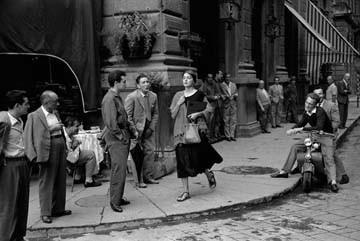 Leinwandbild Ruth Orkin - American Girl (American Scene, Amerikanerin, junge Frau, Italiener, 50ger Jahre, People & Eros, Fotografie, Treppenhaus, Wohnzimmer, schwarz/weiß)