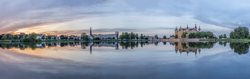 Konfiguration benutzen (Schloss, Gebäude, Architektur, Gewässer, Schweriner Innensee, Spiegelungen, Vedute, Panorama, Wunschgröße, Treppenhaus, Wohnzimmer, Fotokunst)
