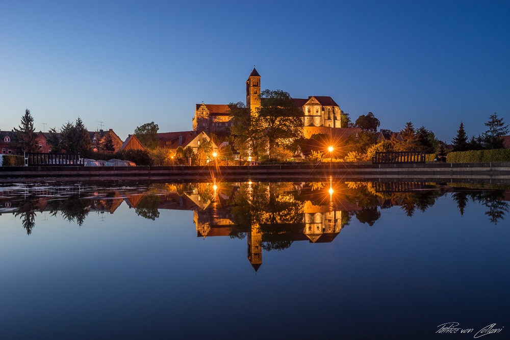 Konfiguration benutzen (Stiftskirche, Quedlinburg, Romanik, Gebäude, Architektur,  Abendszene, Beleuchtung, Gewässer, Spiegelungen, Wunschgröße, Treppenhaus, Wohnzimmer, Fotografie)