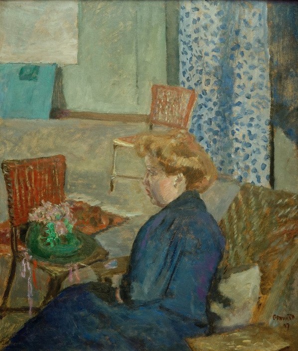 Pierre Bonnard, Die Modistin, 1907 (Beruf,Damenhut,Frau,Hutmacher,Kunst,Mensch,Mode,Möbel,Sitzmöbel,Modistin,Impressionismus,Hut,Portrait,Interieur,Französische Kunst,Stuhl,Profil,Nabis,Sitzen,Jahrhundertwende,Kniestück,Hutmacherin,Inneneinrichtung,Handwerk,Signatur)