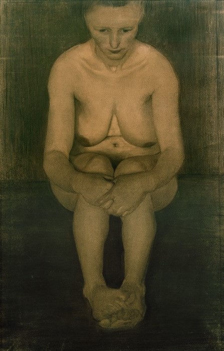 Paula Modersohn-Becker, Sitzender weiblicher Akt, frontal mit übereinander gelegten Füßen (Deutsche Kunst,Frau,Kunst,Lebensalter,Akt,Frauenkunst,Depression,Einsamkeit,Nacktheit,Düster,Worpsweder Künstlerkolonie,Sitzen,Alte Frau,Hoffnungslosigkeit,Schwermut,Hängebusen)