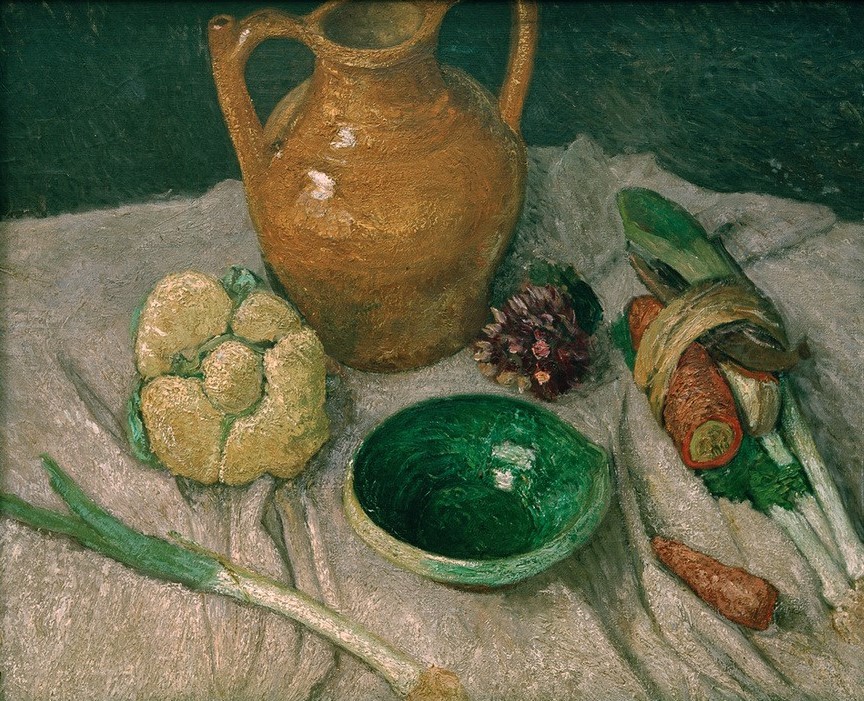 Paula Modersohn-Becker, Stillleben mit Gemüse und irdenem Geschirr (Botanik,Deutsche Kunst,Distel,Gemüse,Kunst,Nahrungsmittel,Frauenkunst,Stillleben,Schale (Gefäss),Tischtuch,Wasserkrug,Schüssel,Blume,Worpsweder Künstlerkolonie,Blumenkohl,Jahrhundertwende,Krug,Geschirr (Haushalt),Porree)