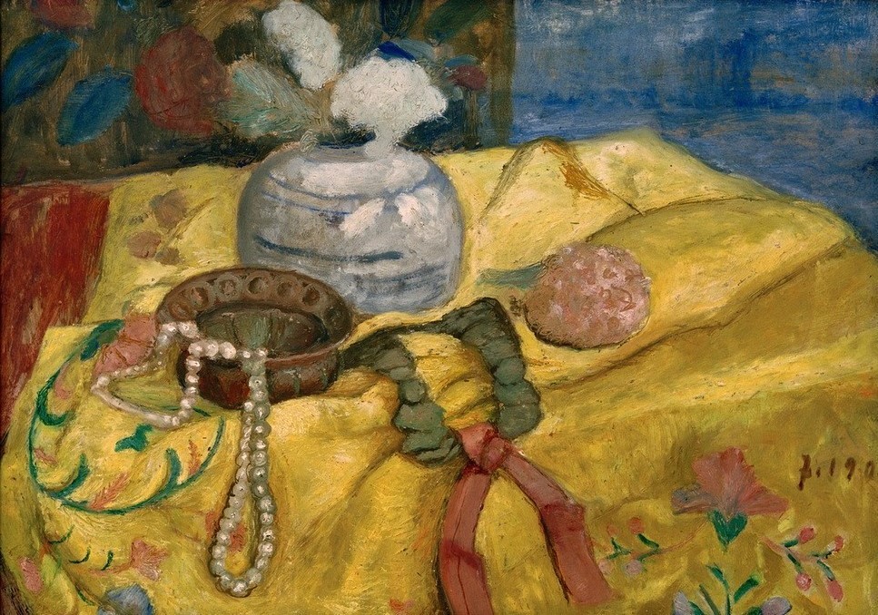 Paula Modersohn-Becker, Stillleben mit gelber Decke und Ingwertopf mit Blumen (Deutsche Kunst,Kunst,Schmuck,Frauenkunst,Stillleben,Schale (Gefäss),Perlenkette,Tischtuch,Vase,Blume,Worpsweder Künstlerkolonie,Jahrhundertwende,Gelb)