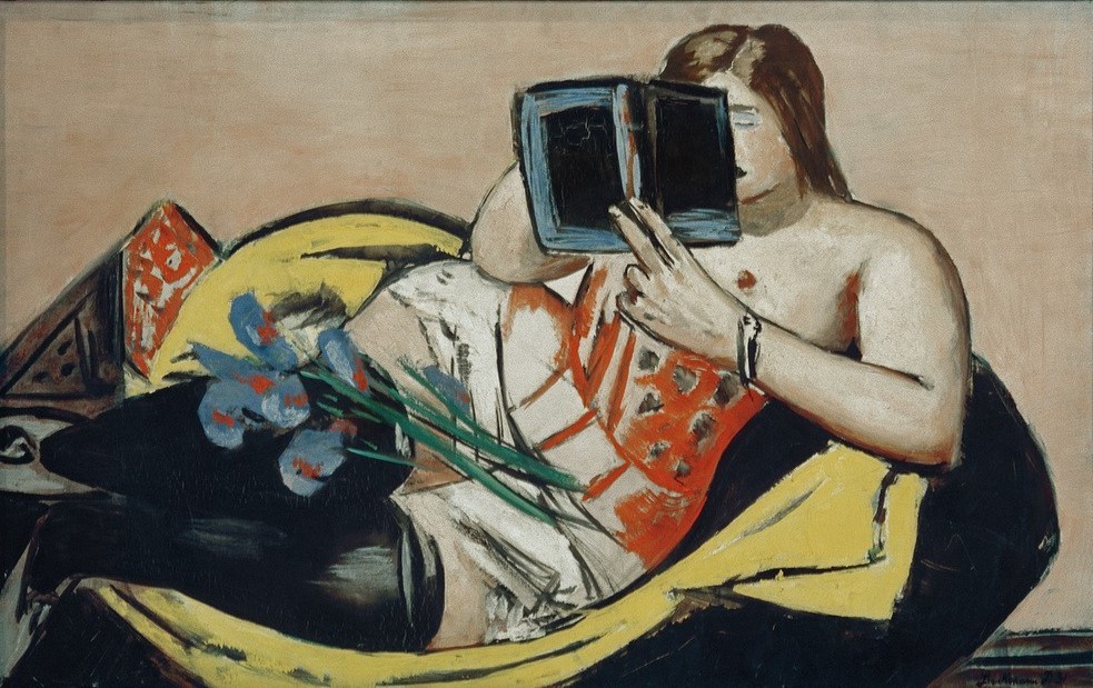 Max Beckmann, Liegende Frau mit Buch und Schwertlilien (Liegende, Frau, Erotik, Lesende, Buch, Corsage, Expressionismus, Klassische Moderne, Malerei, Wohnzimmer, Wunschgröße, bunt)