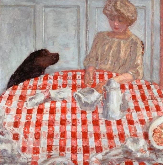 Pierre Bonnard, Die rotkarierte Tischdecke oder Das Essen für den Hund (Kaffee,Mädchen,Tafelsitten,Wohnung,Impressionismus,Hund,Tisch,Frühstück,Tischtuch,Kind Und Tier,Französische Kunst,Fütterung,Haustier,Alltagskultur,Kaffeekanne,Zuckerdose,Tier,Serviette,Jahrhundertwende,Runder Tisch (Möbel),Serviettenring,Kariert)