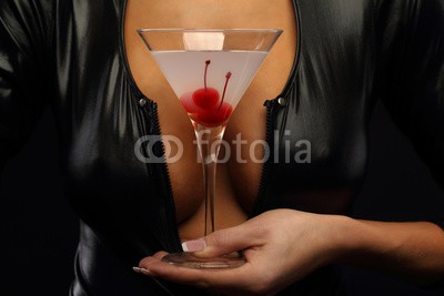 Andrew, Woman holding cocktail with cherry (frau, cocktail, milchsaft, garniert, holding, trinken, alkohol, getränke, kirsche, sinnlich, erwachsen, titten, gin, tonic, bräune, vollbusi)