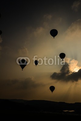 schrempf2, hot air balloons take off  in the evening sky (freiheit, heissluftballon, herausforderung, abenteuer, nordrhein-westfalen, aktion, betätigung, zielen, herbst, zuversicht, reiseziel, abmessung, mühe, europa, freiheit, deutsch, glühen, urlaub, leisure, abstract, geschwindigkeit, aufführun)