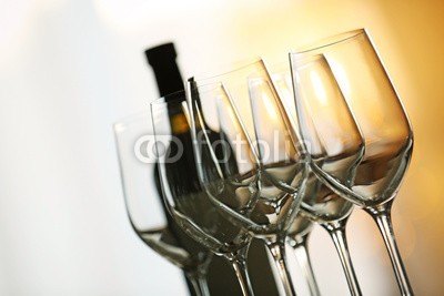 Africa Studio, Empty wineglasses in a row and bottle on a table, close up (alkohol, backgrounds, bar, getränke, flasche, café, feiern, sauber, close-up, sammlung, konzept, zähler, different, trinken, trunkenheit, leer, event, experte, zerbrechlich, glas, foodie, weintraube, jet, flüssigkeit, viele, neu, alt, perfect, gieße)