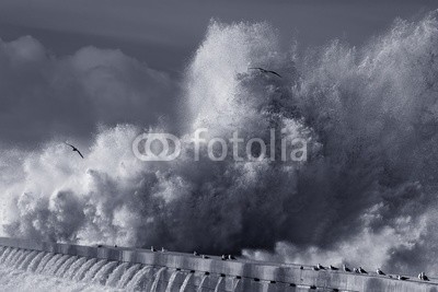 Zacarias da Mata, Sea pier under heavy storm (leuchtturm, sturm, blau, portugal, meer, pfeiler, infrarot, himmel, stürmisch, ozean, weiß, welle, wind, leuchtfeuer, natur, farbe, wasser, groß, küste, seelandschaft, licht, dramatisch, strom, wetter, landschaft, draußen, dunkel, reisen, tag)