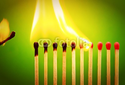 stockpics, Chainreaction (zusammenarbeit, burnout, marke, dominoeffekt, brennen, konzept, streichholz, beschützen, pr, marketing, feuer, flamme, schleife, grillen, ansteckung, streichholz, führung, nachricht, brotaufstrich, gespann, gerücht, motivation, schnell, brenne)