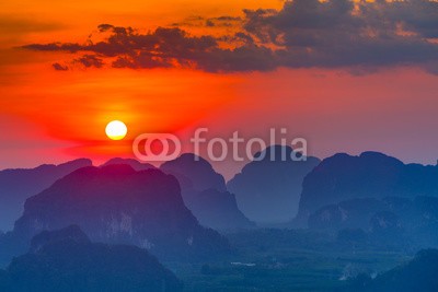 aiisha, Sunset in Krabi mountains (sonnenuntergänge, berg, fels, oberteil, anblick, himmel, reisen, tourismus, asien, hoch, asiatisch, thai, reiseziel, hügel, siam, tempel, wild, natürlich, backgrounds, gelb, orange, sunrise, insel, tropisch, schöner, sonne, natur, landschaft, szeneri)