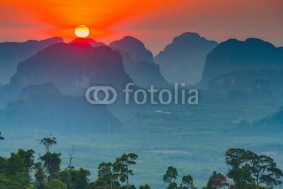 aiisha, Sunset in Krabi mountains (sonnenuntergänge, berg, fels, oberteil, anblick, himmel, reisen, tourismus, asien, hoch, asiatisch, thai, reiseziel, hügel, siam, tempel, wild, natürlich, backgrounds, gelb, orange, sunrise, insel, tropisch, schöner, sonne, natur, landschaft, szeneri)