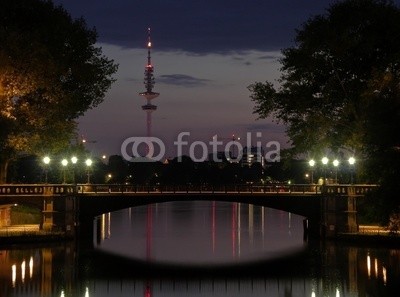 Matthias Krüttgen, Mundsburgkanal (hamburg, beleuchtung, brücke, baum, deutsch, rivers, wasser, stadt, hafenstadt, stadtzentrum, kanal, licht, metropole, nachtaufnahme, see, spiegelung, strassenbeleuchtung, straßenbrücke, turm, wasse)