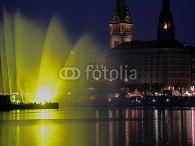 Matthias Krüttgen, Binnenalster Nachtaufnahme (hamburg, deutsch, rivers, springbrunnen, wasser, stadt, hafenstadt, stadtzentrum, kirche, kirche, licht, metropole, nacht, nachtaufnahme, rathaus, see, senat, spiegelung, st, sankt nikolaus, stadtlandschaft, wasse)