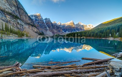 aiisha, Moraine lake panorama in Banff National Park, Alberta, Canada (alberta, banff, blau, kanada, kanadier, bunt, wald, landschaft, moräne, berg, national, natur, draußen, park, pike, fels, felsig, felsig, szenerie, landschaftlich, himmel, schnee, baum, vale, lebendig, wasser, see, schöner, sommer, tourismus, reisezie)