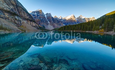 aiisha, Moraine lake panorama in Banff National Park, Alberta, Canada (alberta, banff, blau, kanada, kanadier, bunt, wald, landschaft, moräne, berg, national, natur, draußen, park, pike, fels, felsig, felsig, szenerie, landschaftlich, himmel, schnee, baum, vale, lebendig, wasser, see, schöner, sommer, tourismus, reisezie)