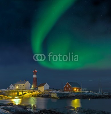 Blickfang, Nordlicht in  Norwegen Hamaroy Leuchtturm (lofoten, norge, rot, polarkreis, winter, arktis, nacht, niemand, licht, nordlicht, beleuchtet, natur, dunkel, landschaft, himmel, leuchtturm, nordlicht, schnee, grün, wasser, fjord, campin)