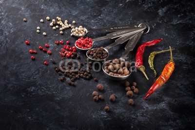 karandaev, Various peppercorn and chili pepper (pfefferkörner, pfeffer, corn, gewürz, essen, backgrounds, kochen, zutaten, kraut, würze, tisch, küche, chilies, foodie, dunkel, striegeln, kochkunst, löffeln, zutaten, schwarz, trocken, salz, rustikal, schiefertafel, weiß, rot, würzig, asiatisc)