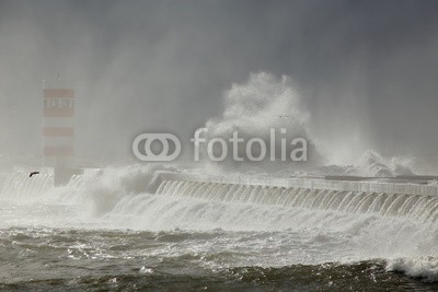 Zacarias da Mata, Winter seascape with stormy waves (sturm, welle, leuchtturm, stürmisch, orkan, himmel, groß, pfeiler, dramatisch, porto, weiß, wasser, duero, licht, meer, natur, gischt, schwer, farbe, portugal, leuchtfeuer, tage, ozean, dunkel, kräfte, wetter, gefahr, fließen, wind, seelandschaft, fel)