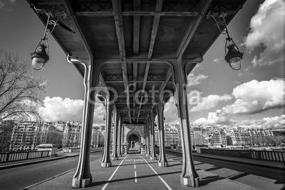 Delphotostock, Bir Hakeim bridge in Paris, France (paris, brücke, reisen, tourismus, reiseziel, attraktion, eiffelturm, orientierungspunkt, straße, stadt, französisch, frankreich, europa, architektur, lampe, laterne, licht, laterne, blickwinkel, symmetrisch, landschaftlich, picturesque, besuch, tou)