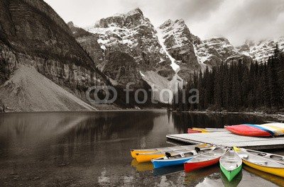 rabbit75_fot, Moraine Lake boat (banff, kanada, landschaft, natur, draußen, park, felsig, felsig, landschaftlich, reisen, alberta, national park, draußen, jaspis, berg, wald, see, gletscher, boot, canoe, sport, betätigung, abenteuer, schwarz, weiß, schwarzweiß, bw, monochro)