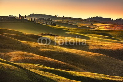 stevanzz, Tuscany spring, rolling hills on sunset. Rural landscape. Green (toskana, volterra, farmland, sonnenuntergang, baum, ackerbau, schöner, frühling, staat, landschaft, windmühle, reiseziel, europa, bauernhof, feld, grün, urlaub, haus, hügel, italienisch, italien, landschaft, wiese, natur, park, pflanze, ländlich)