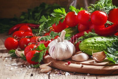 5ph, Fresh garlic, cherry tomatoes, cucumber, hot pepper, parsley, di (knoblauch, tomaten, tomaten, wassertropfen, märkte, close-up, vegetarisch, tisch, pfeffer, slice, rot, diät, organisch, leaf, dill, abnehmen, alt, gemüse, rezept, gesund, ländliche, staat, kraut, hölzern, obst, backgrounds, frisch, board, nährun)