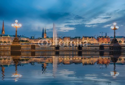 Blickfang, Hamburg Jungfernstieg Wasserspiegelung (hamburg, brücke, lampe, spiegelung, gebäude, architektur, sehenswürdigkeit, touristisch, beleuchtet, abend, nacht, beleuchtung, stadt, stadtzentrum, wasse)