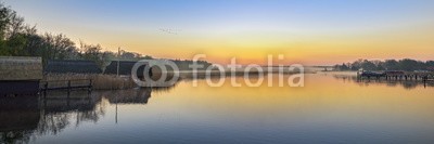 reichdernatur, Abendstimmung am Bodden - Seenlandschaft Prerow - Fischland-Darß-Zingst - Mecklenburg-Vorpommern (ostsee, mecklenburg-vorpommern, banner, meer, insel, sunrise, küste, landschaft, urlaub, reiseziel, sehenswürdigkeit, see, brücke, morgengrauen, nebel, licht, kino, himmel, abklären, halbinsel, farbe, licht, weite, menschenleer, breaker, tourismu)