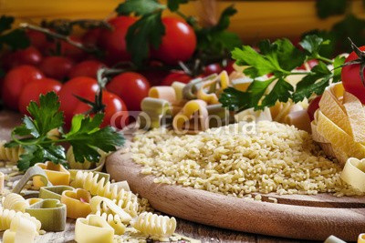 5ph, Dry Italian pasta in the form of letters, assorted pasta, cherry (italienisch, essen, fettuccine, tagliatelle, tomaten, pasta, close-up, mahlzeit, italien, gelb, leaf, kultur, weizen, abnehmen, traditionell, gemüse, abendessen, kirsche, lebensstil, gesund, stilleben, kochkunst, erfrischend, kraut, zutaten, makkaron)
