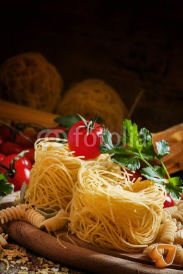 5ph, Dry Italian pasta Barbine in nests with cherry tomatoes and pars (italienisch, essen, tomaten, pasta, nudel, nest, tagliatelle, spaghetti, close-up, mahlzeit, italien, gelb, leaf, kultur, weizen, traditionell, gemüse, abendessen, kirsche, lebensstil, gesund, lunch, kochkunst, erfrischend, kraut, zutaten, makkaron)