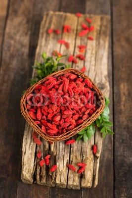 pilipphoto, Goji berries in the basket on the rustic table (beere, beere, obst, essen, gesund, organisch, nährung, chinese, asiatisch, tibeter, trocken, getrocknete, diät, gesundheit, imbiss, zutaten, antioxidans, alternative, kräuter, medizin, kraut, bocksdorn, haufen, pile, süss, rot, schüssel, close-u)