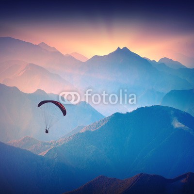 Bashkatov, Silhouette of paraglide (draußen, abenteuer, segelflug, frankreich, spaß, betätigung, reisen, anblick, sunrise, paragliding, berg, schatten, szenerie, mut, voll, freiheit, alpen, wagnis, figuren, energie, über, flügel, lebensstil, wald, lebensfreude, athlet, sepia, amphetamin)