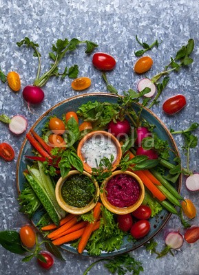 sarsmis, Crudite Platter (vorspeisen, basilikum, bohne, rüben, rote bete, möhren, kirsche, close-up, salatgurke, kochkunst, entgiftung, senkung, gericht, essen, essen, frisch, grün, grau, gesund, kraut, hummus, lunch, mahlzeit, metall, niemand, orange, pfeffer, pest)