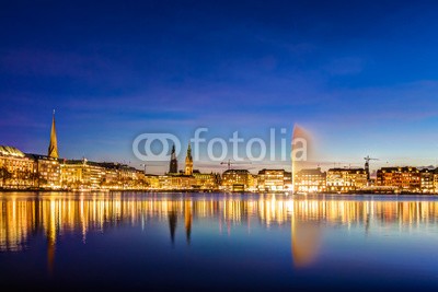 mije shots, Hamburg Binnenalster and skyline (hamburg, nacht, stadt, halle, town, see, deutsch, kirche, blau, wasser, springbrunnen, besinnung, europa, skyline, abenddämmerung, innerlich, himmel, stunde, berühmt, schöner, alt, orientierungspunkt, rivers, licht, reisen, architektur, horizontale, tur)