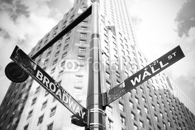 MaciejBledowski, Wall Street and Broadway sign in Manhattan, New York, USA (wall street, broadway, new york city, zeichen, banking, uns, stadt, wegweiser, symbol, gebäude, amerika, new york city, business, schwarz, weiß, manhattan, financial district, berühmt, downtown, bild, kamera, cctv, system, sicherhei)