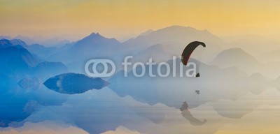 Bashkatov, Over the mountain lake (fallschirmspringen, mann, fallschirme, sport, fliegender, sunrise, draußen, berg, see, sonnenuntergänge, freiheit, spaß, reisen, lebensfreude, pike, landen, gefahr, segelflug, flügel, aktion, abenteuer, betätigung, anblick, paragliding, horizontal)