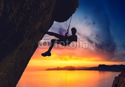 Bashkatov, Rock climber against sunset (bergsteiger, sonnenuntergänge, silhouette, meer, berg, klettern, klettern, fels, wagnis, kontrast, mann, führung, anführer, steine, wolken, tage, daunen, zusammenarbeit, schatten, seil, männlich, freiheit, vertikal, kompetenz, 1, ausstattung, raste)