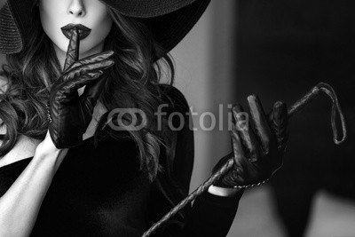 sakkmesterke, Sexy dominant woman in hat and whip showing no talk (erwachsen, attraktiv, bdsm, schöner, schönheit, brünett, hübsch, sehnsucht, dominante, domina, eleganze, elegant, erotisch, erotisch, gestalten, weiblich, mädchen, glamour, handschuhe, handschellen, chapeau, hot, innen, frau, lippen, lover, makeu)