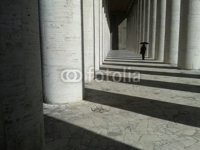 nikhg, Donna con ombrello in un corridoio porticato (weiblich, regenschirm, korridor, vorhalle, vorhalle, portici, regen, kolonne, kolonne, kolonne, spaziergang, silhouette, silhouette, schatten, schatten, licht, weiß, schwarz, bw, schwarzweiß, reisen, wetter, allein, allein, einsamkeit, niemand, allei)