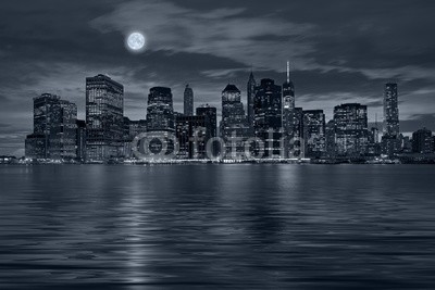 bluraz, New York City at night (big apple, gebäude, reisen, nacht, skyline, stadt, manhattan, states, urbano, architektur, äusseres, skyscraper, uns, berühmt, abenddämmerung, outdoors, downtown, himmel, angestrahlt, altersgenosse, blau, wasser, horizontale, panoramisch, twiligh)