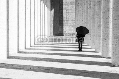 nikhg, Donna con ombrello in un corridoio porticato in bianco e nero (weiblich, regenschirm, korridor, vorhalle, vorhalle, portici, regen, kolonne, kolonne, kolonne, spaziergang, silhouette, silhouette, schatten, schatten, licht, weiß, schwarz, bw, schwarzweiß, reisen, wetter, allein, allein, einsamkeit, niemand, allei)